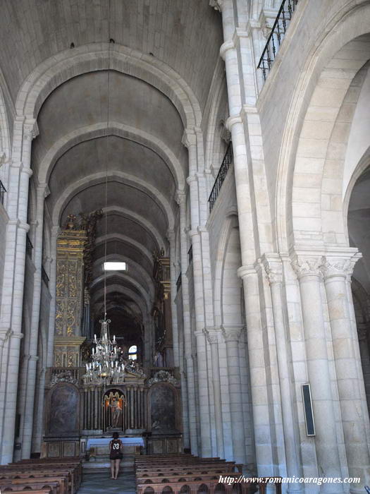 NAVE CENTRAL DESDE LOS PIES DEL TEMPLO